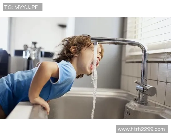 足球球星赛场边大口喝水瞬间展现激情与活力